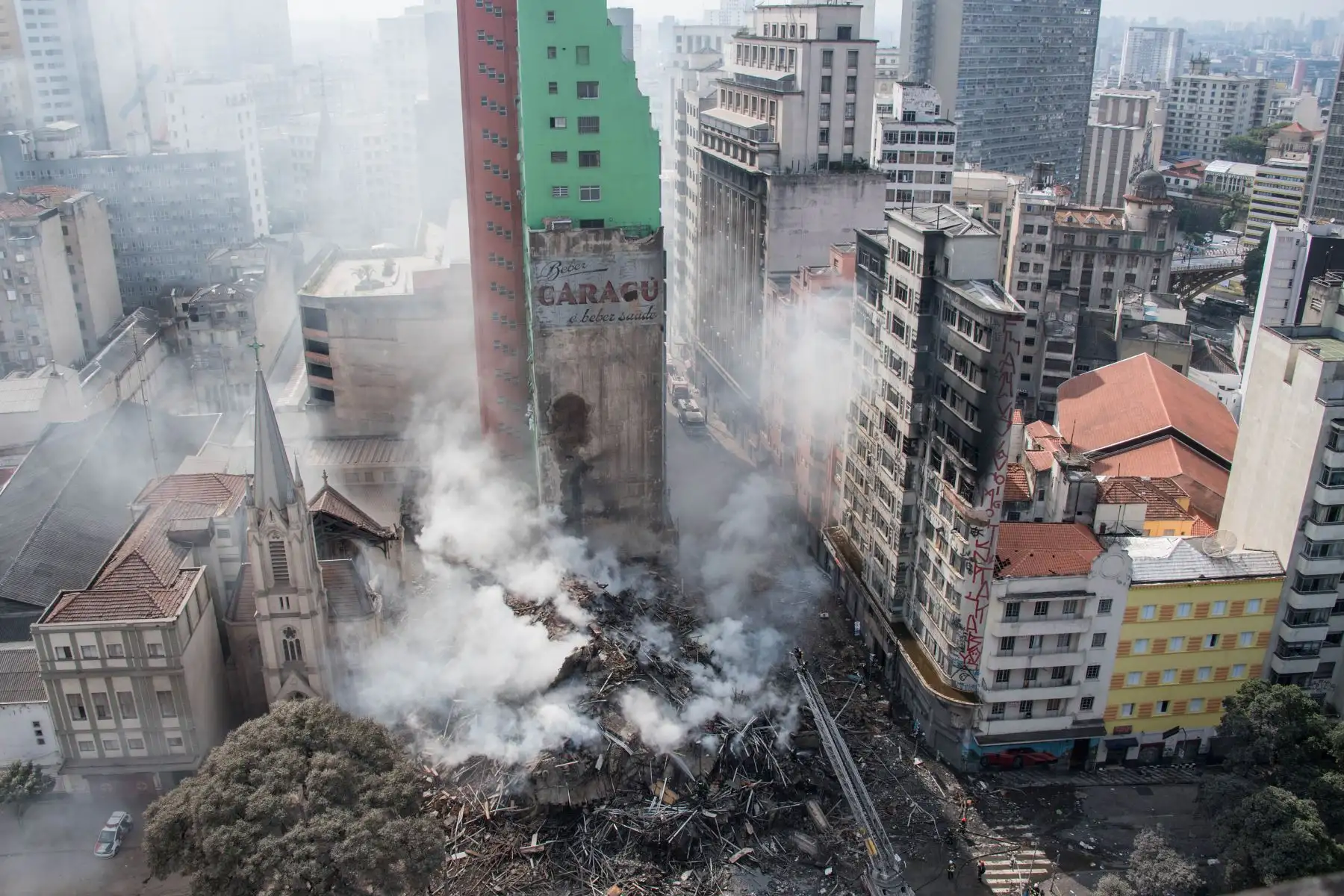 Vista general de los escombros de un edificio de 24 plantas luego de que se derrumbara tras un incendio en la madrugada de hoy, martes 1 de mayo de 2018, en Sao Paulo (Brasil).  Foto: AFP