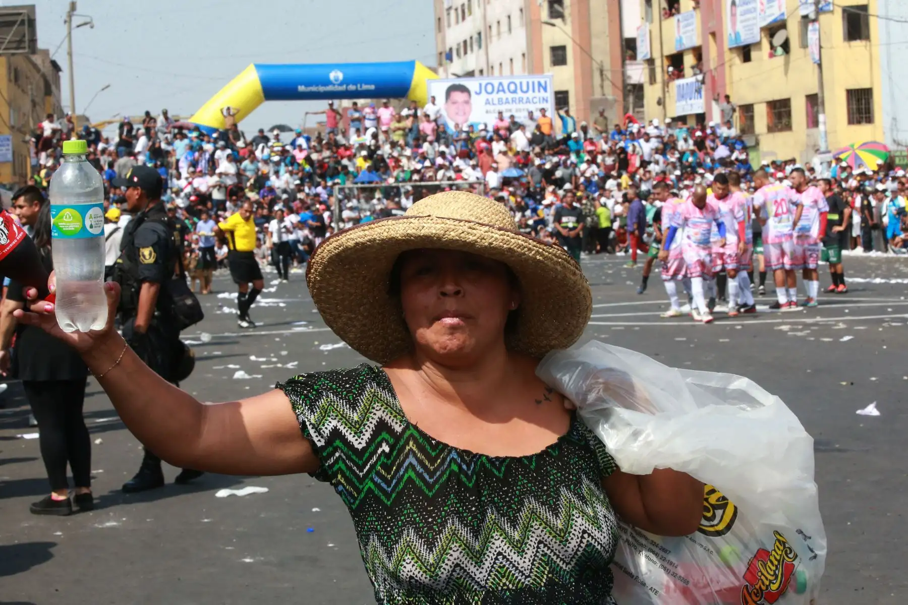 Ambulantes ofrecen  bebidasy  alimentos durante la 68ª edición del Mundialito del Porvenir 2018.Foto: ANDINA/Jhony Laurente