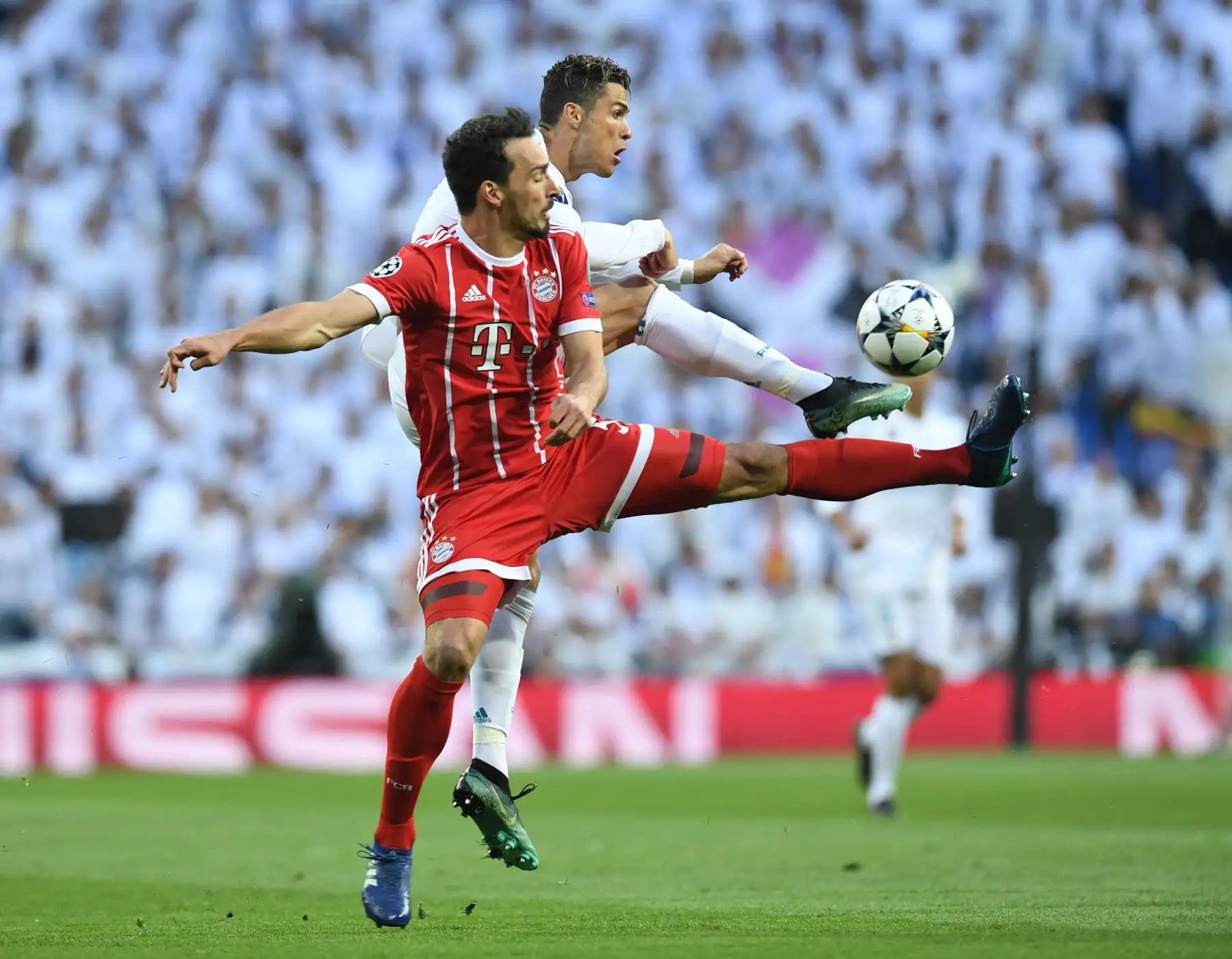 El defensor alemán del Bayern Múnich Mats Hummels y el delantero portugués del Real Madrid Cristiano Ronaldo compiten por el balón durante el partido de vuelta de la semifinal de la UEFA Champions League Real Madrid CF vs FC Bayern Múnich, en Madrid. Foto: AFP.
