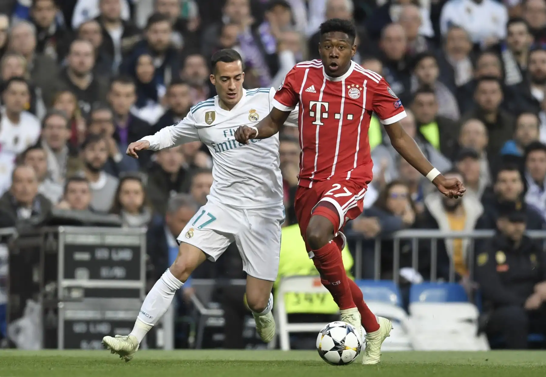 El centrocampista español del Real Madrid Lucas Vázquez y el defensor austríaco del Bayern Múnich David Alaba compiten por el balón durante el partido de vuelta de la UEFA Champions League en semifinales del Real Madrid CF vs FC Bayern Múnich en Madrid, España. Foto: AFP.