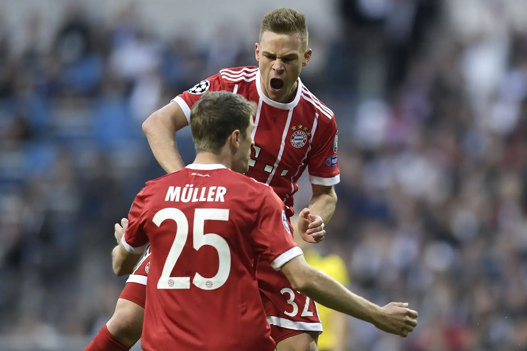 El centrocampista alemán del Bayern Munich Joshua Kimmich celebra con el delantero alemán del Bayern Múnich Thomas Mueller después de anotar un gol durante el partido de vuelta de semifinales de la UEFA Champions League entre Real Madrid y Bayern Munich en el estadio Santiago Bernabéu, de Madrid. Foto: AFP.
