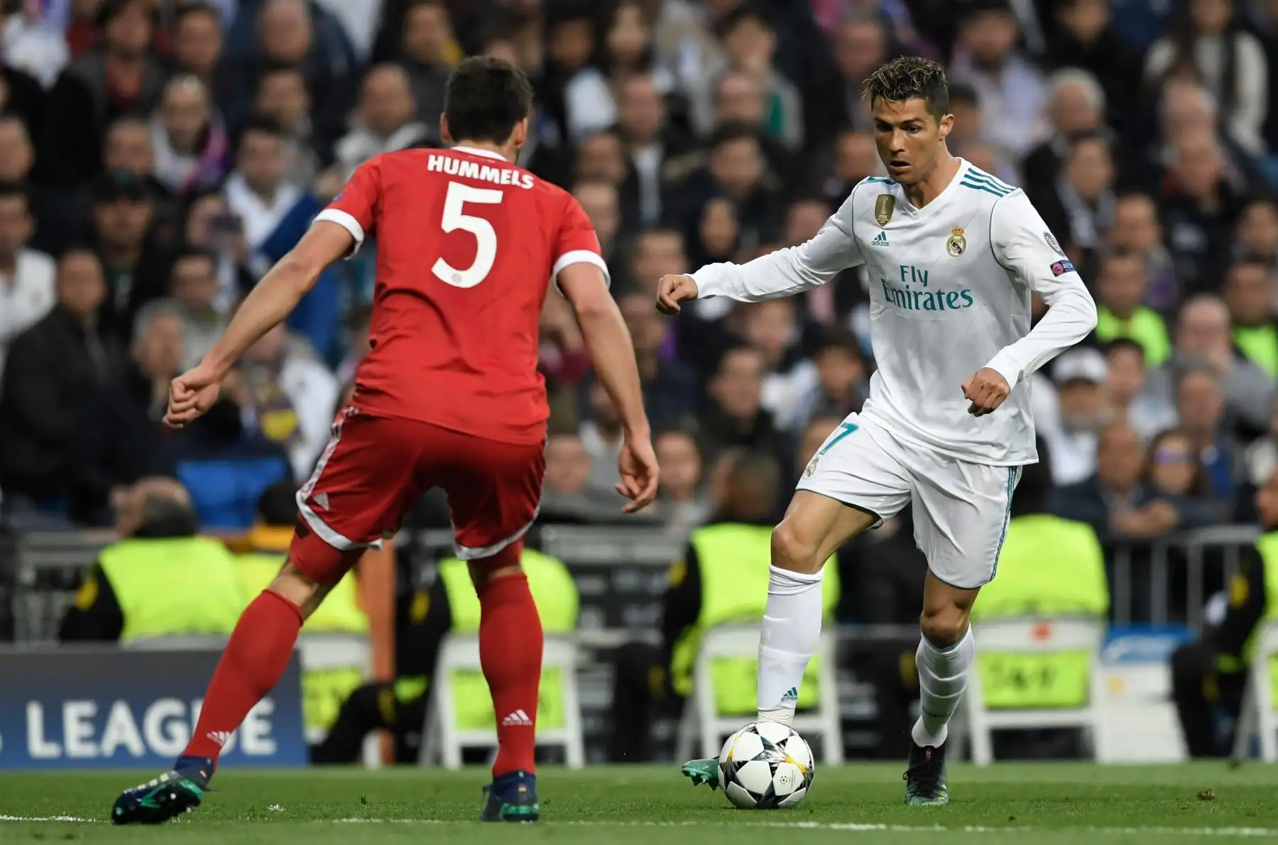 El delantero portugués del Real Madrid Cristiano Ronaldo disputa el balón con el defensor alemán del Bayern Múnich Mats Hummels durante el partido de vuelta de la UEFA Champions League. Foto: AFP.