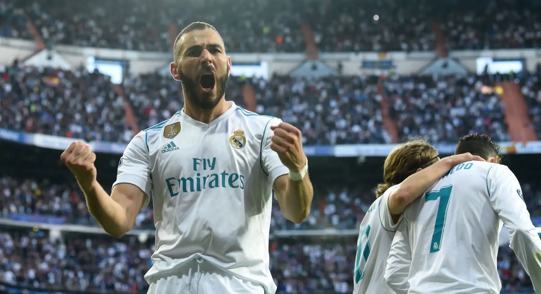 El delantero francés del Real Madrid Karim Benzema celebra su gol junto al mediocampista croata del Real Madrid Luka Modric el delantero portugués del Real Madrid Cristiano Ronaldo durante el partido de vuelta de la UEFA Champions League. Foto: AFP.
