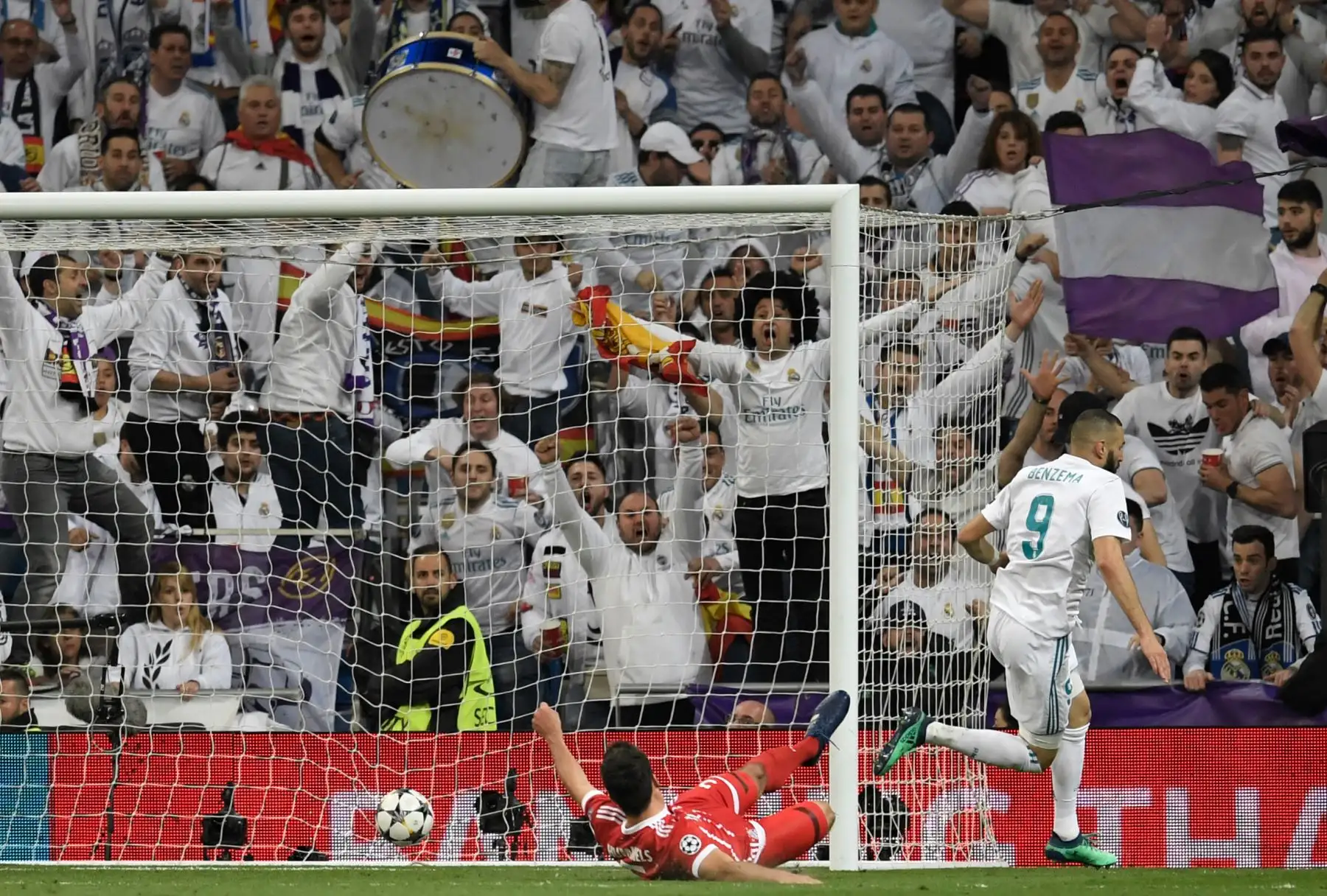 El delantero francés del Real Madrid Karim Benzema celebra después de anotar el 2-1 en el partido de vuelta de la semifinal Real Madrid CF vs FC Bayern Múnich, en Madrid. Foto: AFP.