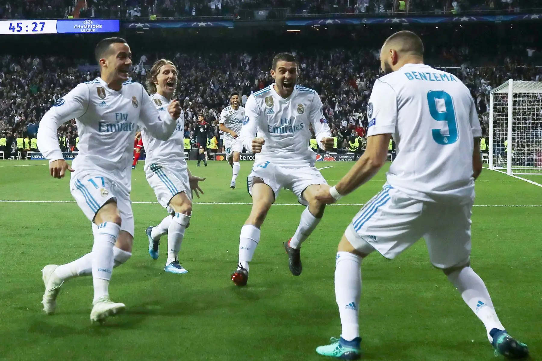 El delantero francés del Real Madrid Karim Benzema celebra su gol durante el partido de vuelta de la UEFA Champions League. Foto: AFP.