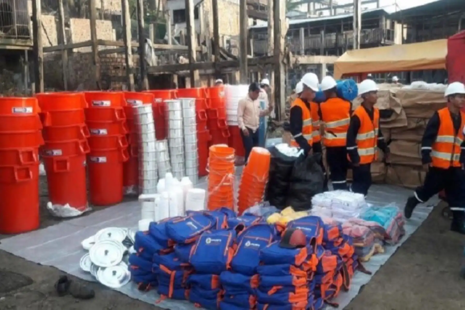 Se distribuyeron bienes consistentes en techo (calaminas y triplay), abrigo (camas, frazadas, zapatos, buzos), así como diversos enseres de uso doméstico.ANDINA/Difusión