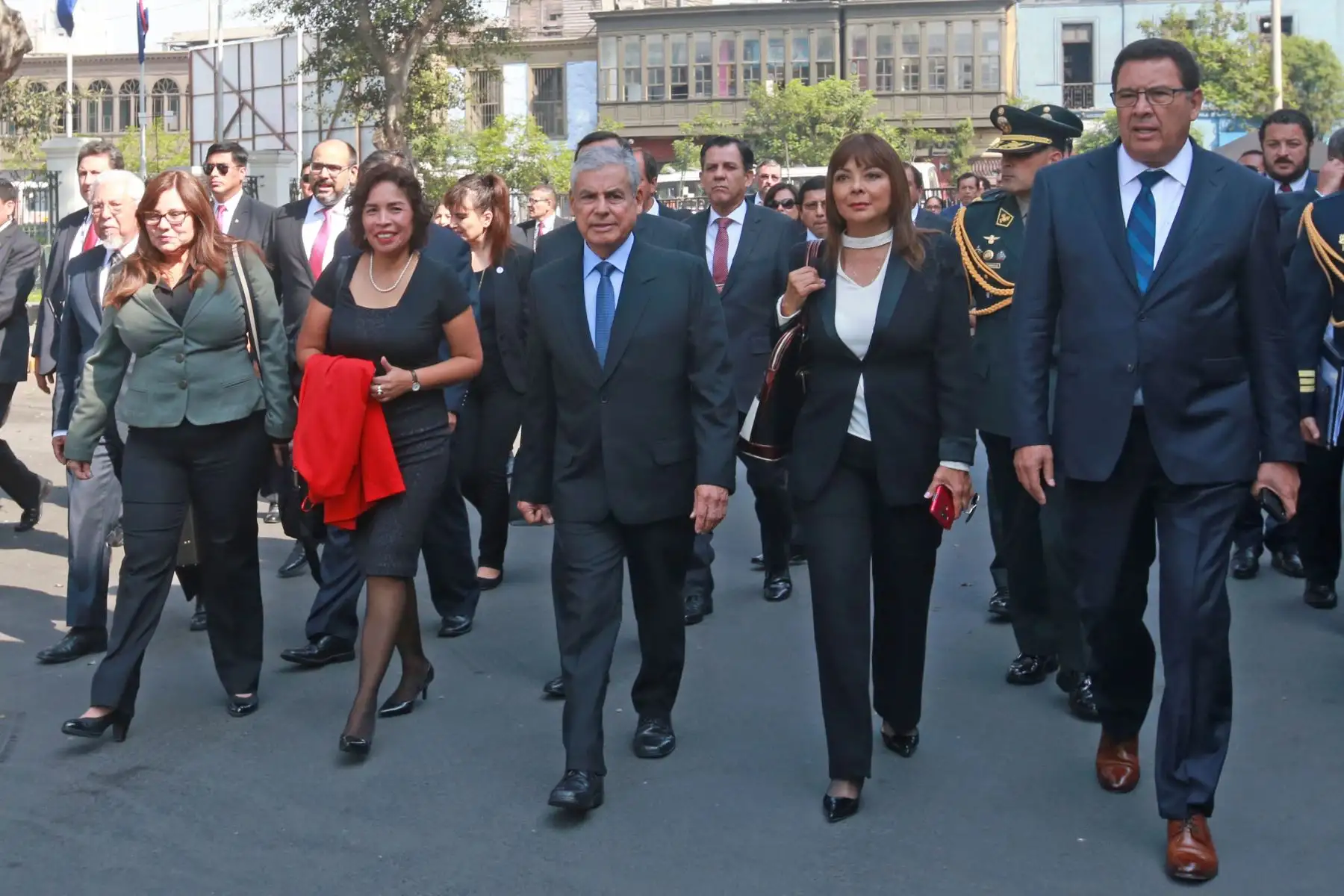 El jefe del Gabinete Ministerial, César Villanueva, acompañado por los ministros, llega al Congreso. Foto: ANDINA/ Prensa Presidencia.
