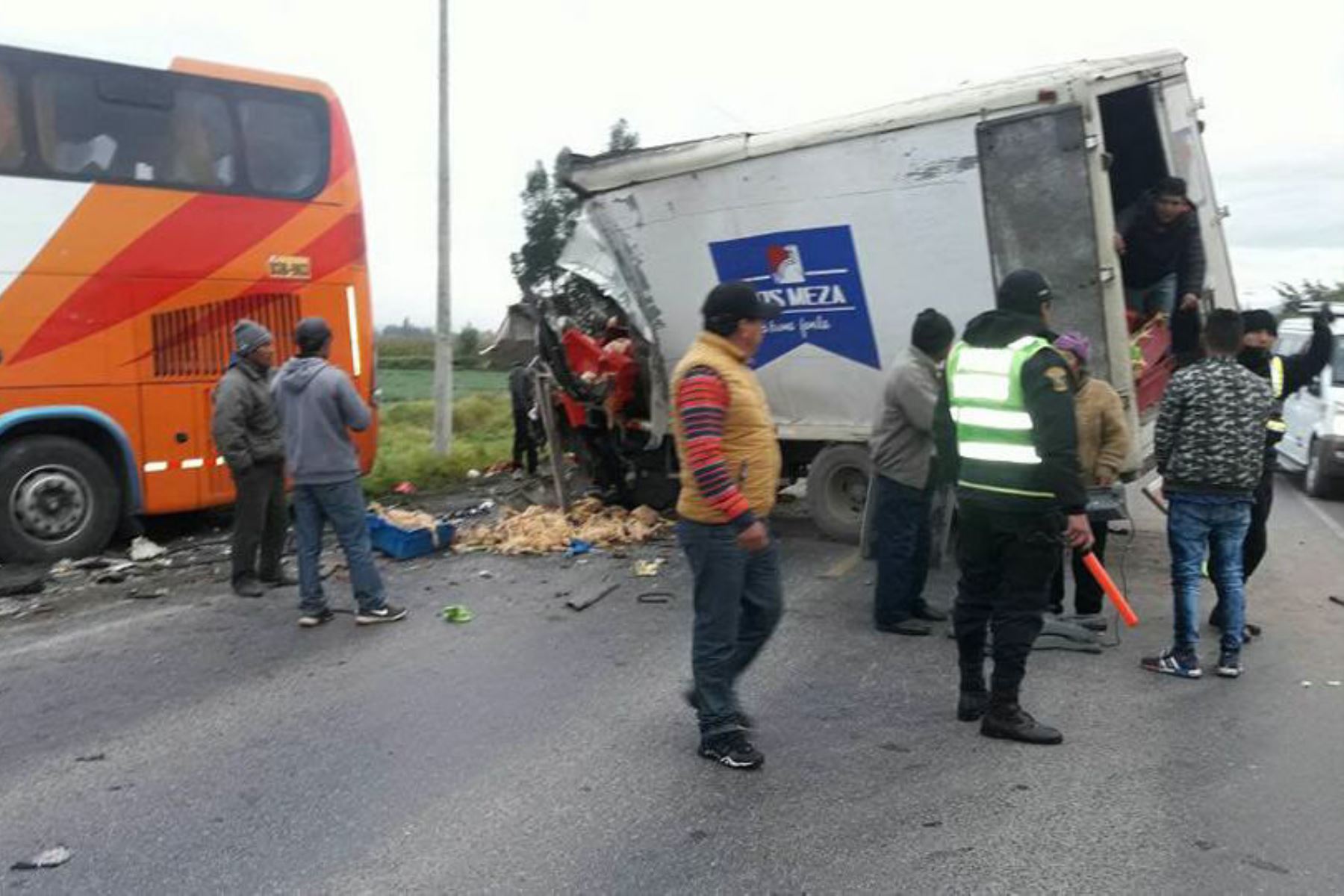 Un muerto y 12 heridos deja choque de bus y camión en la carretera Central, a la altura de Jauja, en Junín. Foto: ANDINA/Pedro Tinoco.