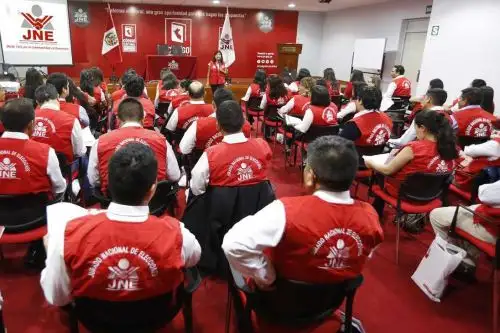 El Jurado Nacional de Elecciones (JNE), a través de los Coordinadores de Acciones Educativas (CAE), iniciará este viernes 4 de mayo sus acciones cívico-electorales en las capitales de los departamentos y en otras 18 provincias del país, a fin de promover el voto responsable de los ciudadanos durante las Elecciones Regionales y Municipales del 7 de octubre próximo.
