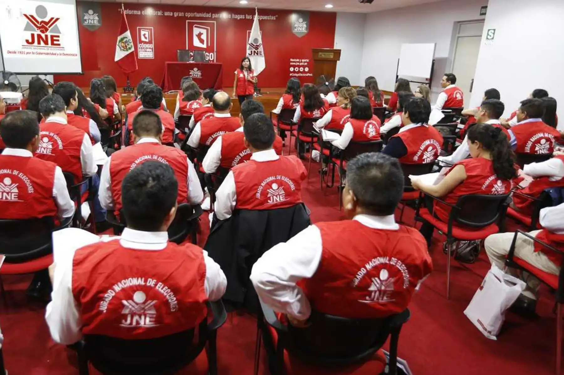 El Jurado Nacional de Elecciones (JNE), a través de los Coordinadores de Acciones Educativas (CAE), iniciará este viernes 4 de mayo sus acciones cívico-electorales en las capitales de los departamentos y en otras 18 provincias del país, a fin de promover el voto responsable de los ciudadanos durante las Elecciones Regionales y Municipales del 7 de octubre próximo.