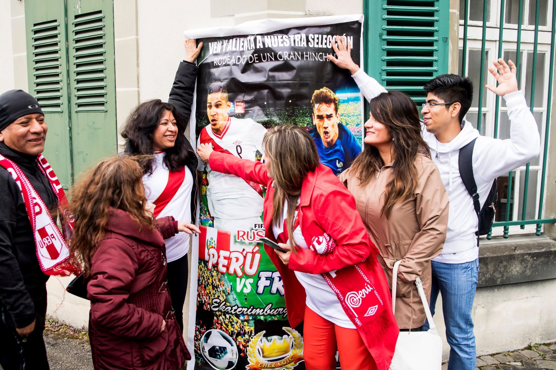 Seguidores del futbolista peruano Paolo Guerrero esperan su llegada a la sede del Tribunal de Arbitraje Deportivo (TAS) en Lausana (Suiza). Foto: EFE