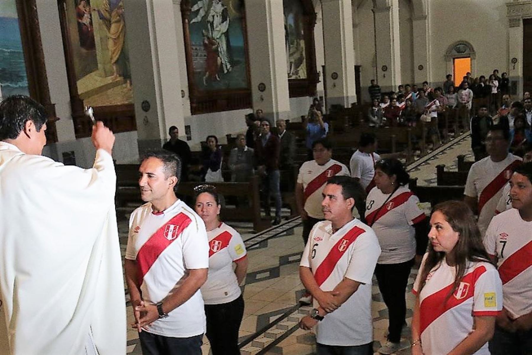 Chimbotanos asisten a misa para orar por Paolo Guerrero. ANDINA/Difusión