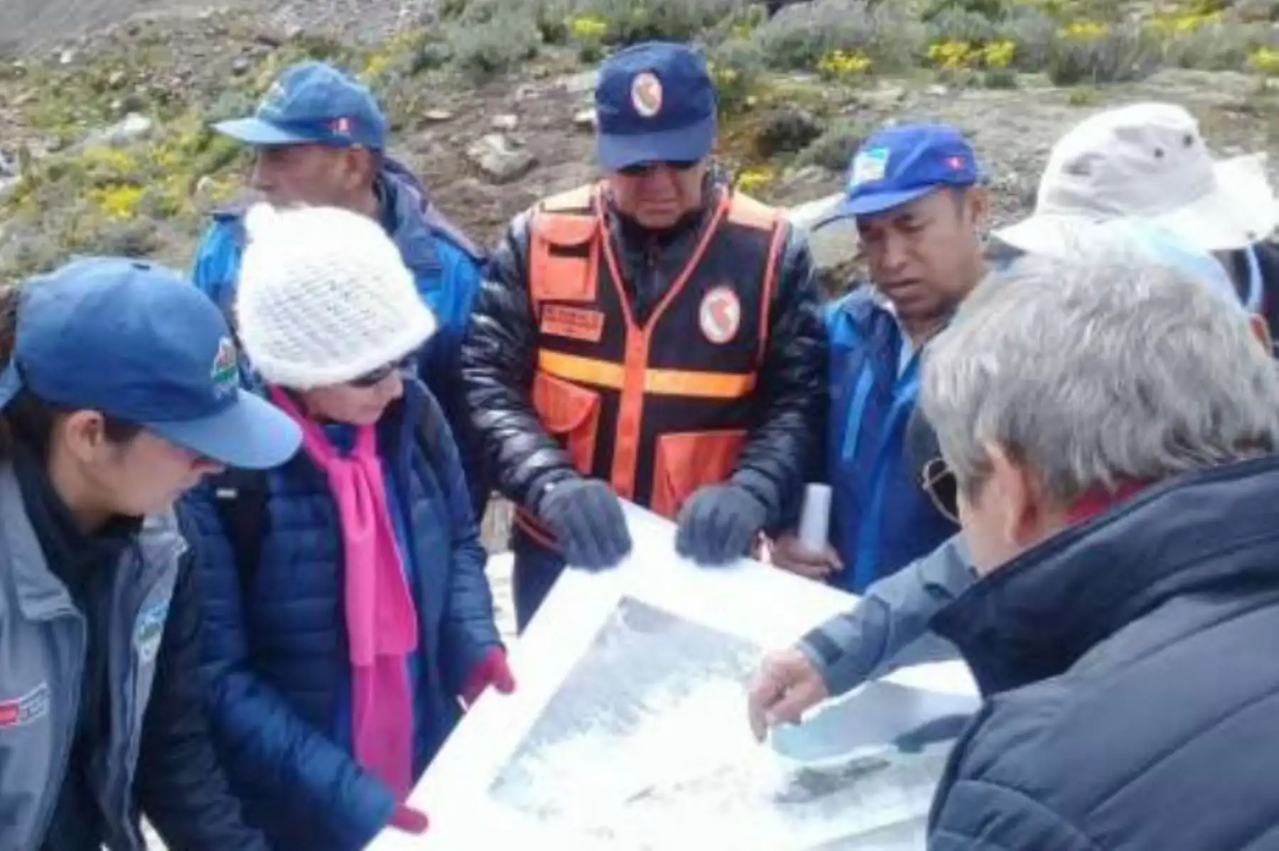 Foto:  Indeci inspecciona laguna Palcacocha para evaluar peligro de aluvión.