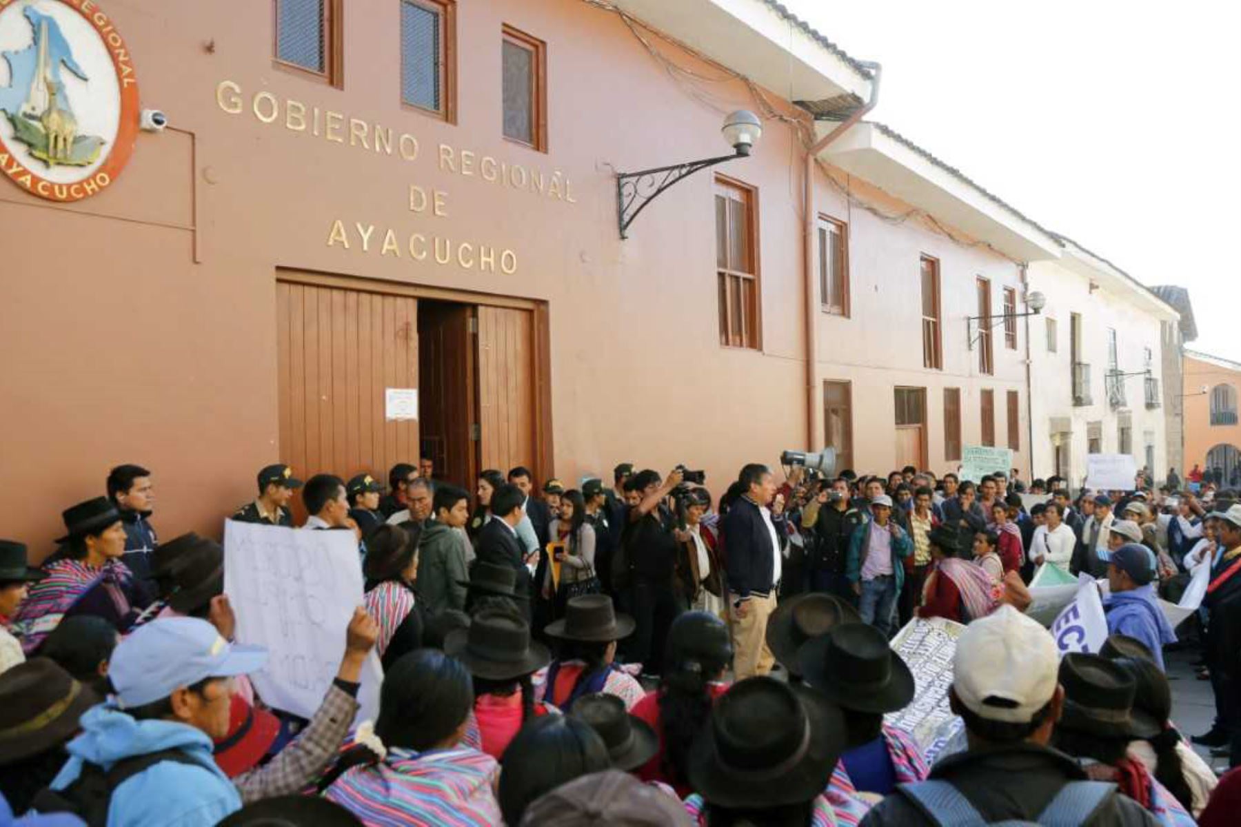 El gobernador regional de Ayacucho, Wilfredo Oscorima Núñez, recibió en el auditorio del Gobierno Regional a pobladores de la provincia de Huanta y 28 dirigentes del proyecto de riego “Esmeralda Alta”, quienes demandan el inicio de dicho proyecto.