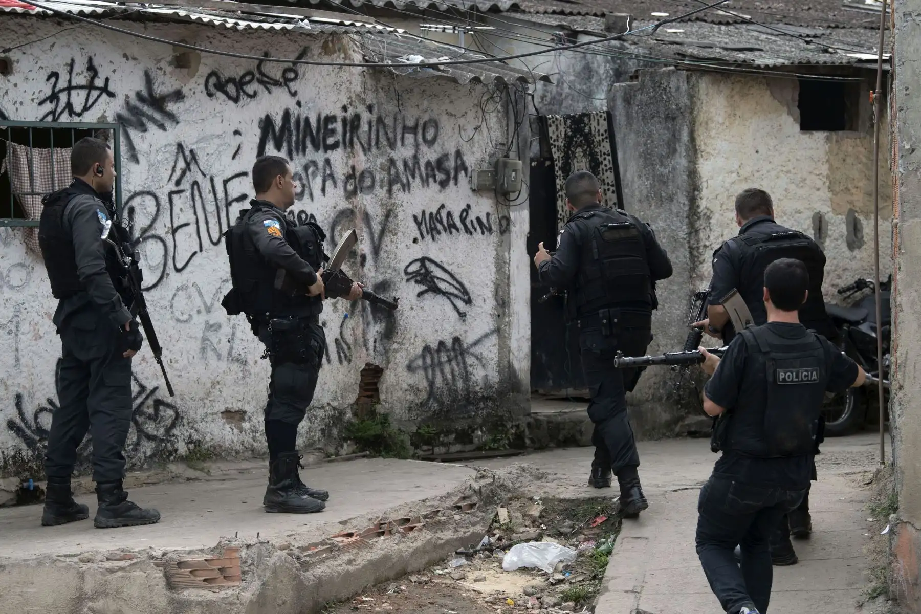 Oficiales de la Policía Militar realizan un operativo en la favela Ciudad de Dios en Río de Janeiro, Brasil. Foto: AFP