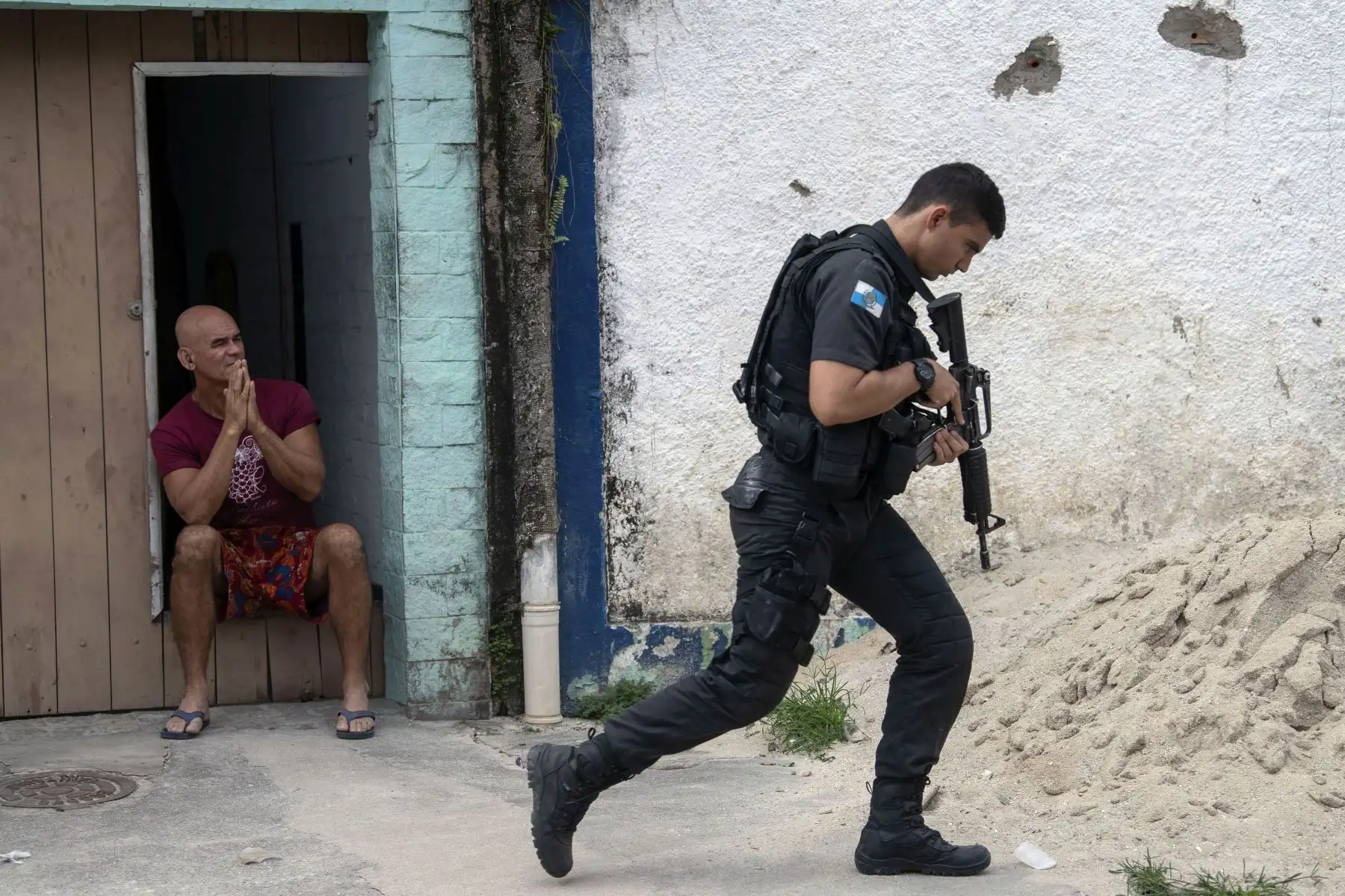 Oficiales de la Policía Militar realizan un operativo en la favela Ciudad de Dios en Río de Janeiro, Brasil. Foto: AFP