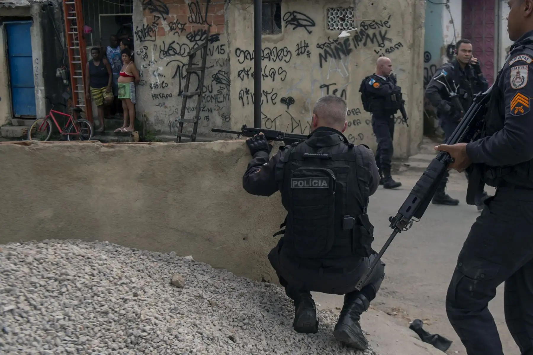 Oficiales de la Policía Militar realizan un operativo en la favela Ciudad de Dios en Río de Janeiro, Brasil. Foto: AFP
