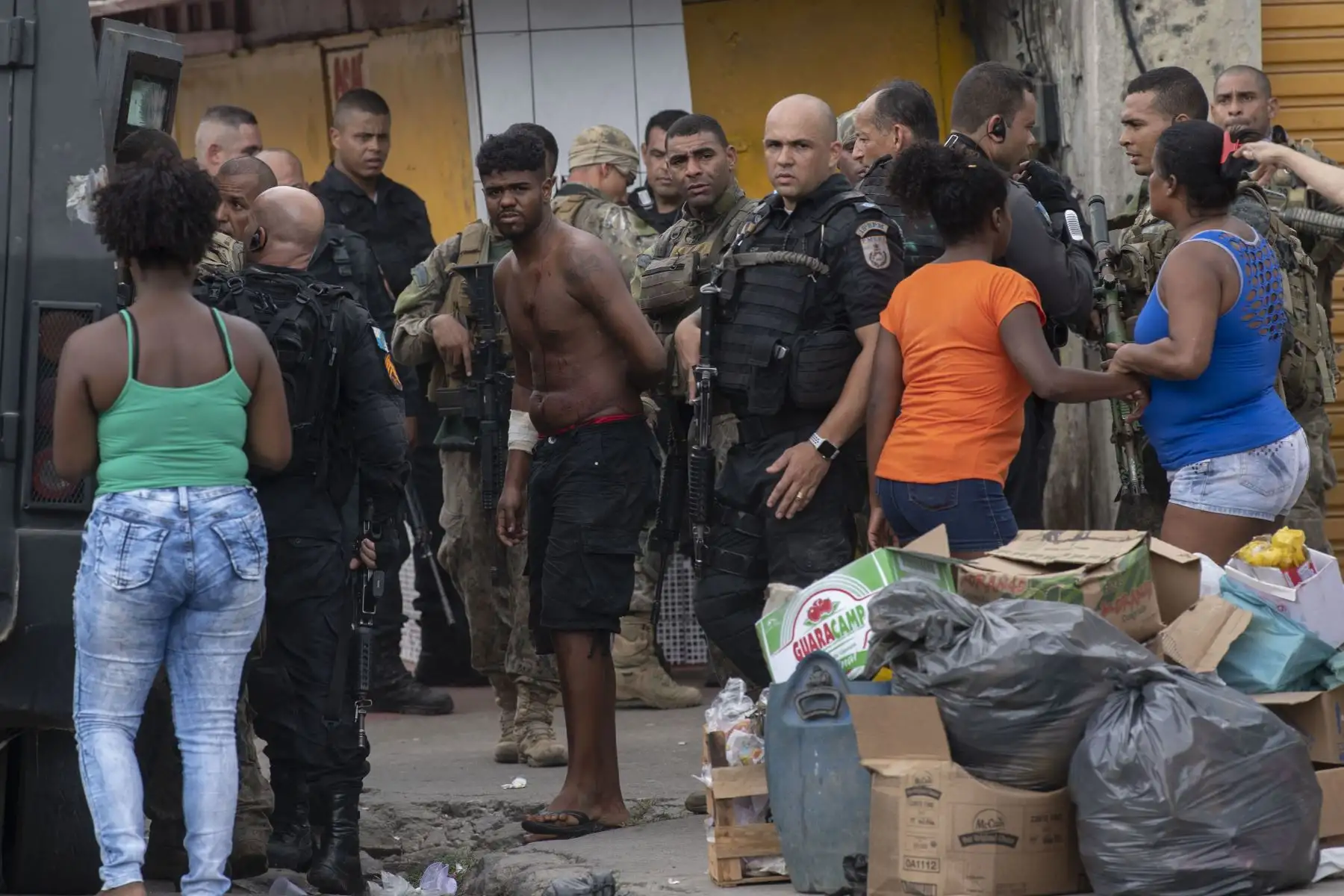 Un sospechoso es arrestado durante una operación de la Policía Militar en la favela Ciudad de Dios en Río de Janeiro, Brasil. Foto: AFP