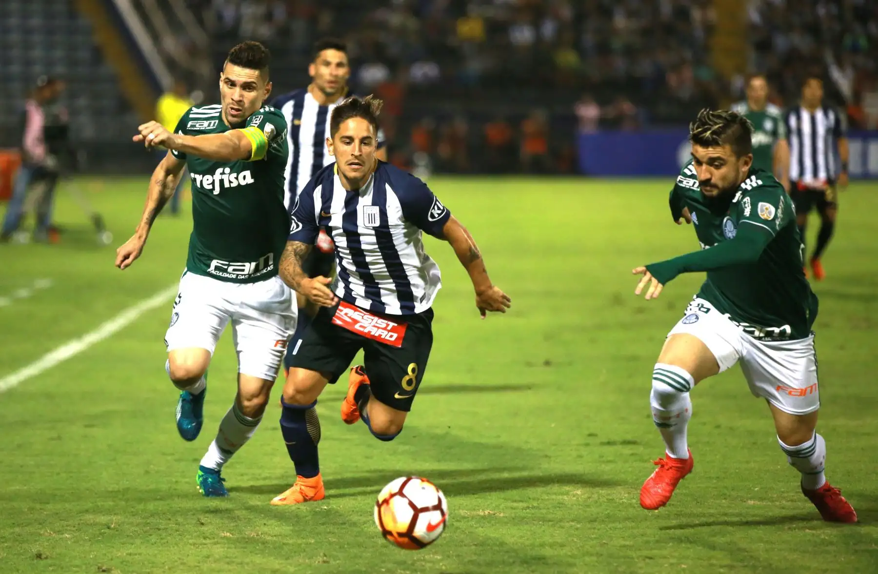 Alianza Lima cayó 3-1 ante el Palmeiras de Brasil, un resultado que marca la despedida definitiva del equipo blanquiazul de la Copa Libertadores.Foto:ANDINA/Jhony Laurente