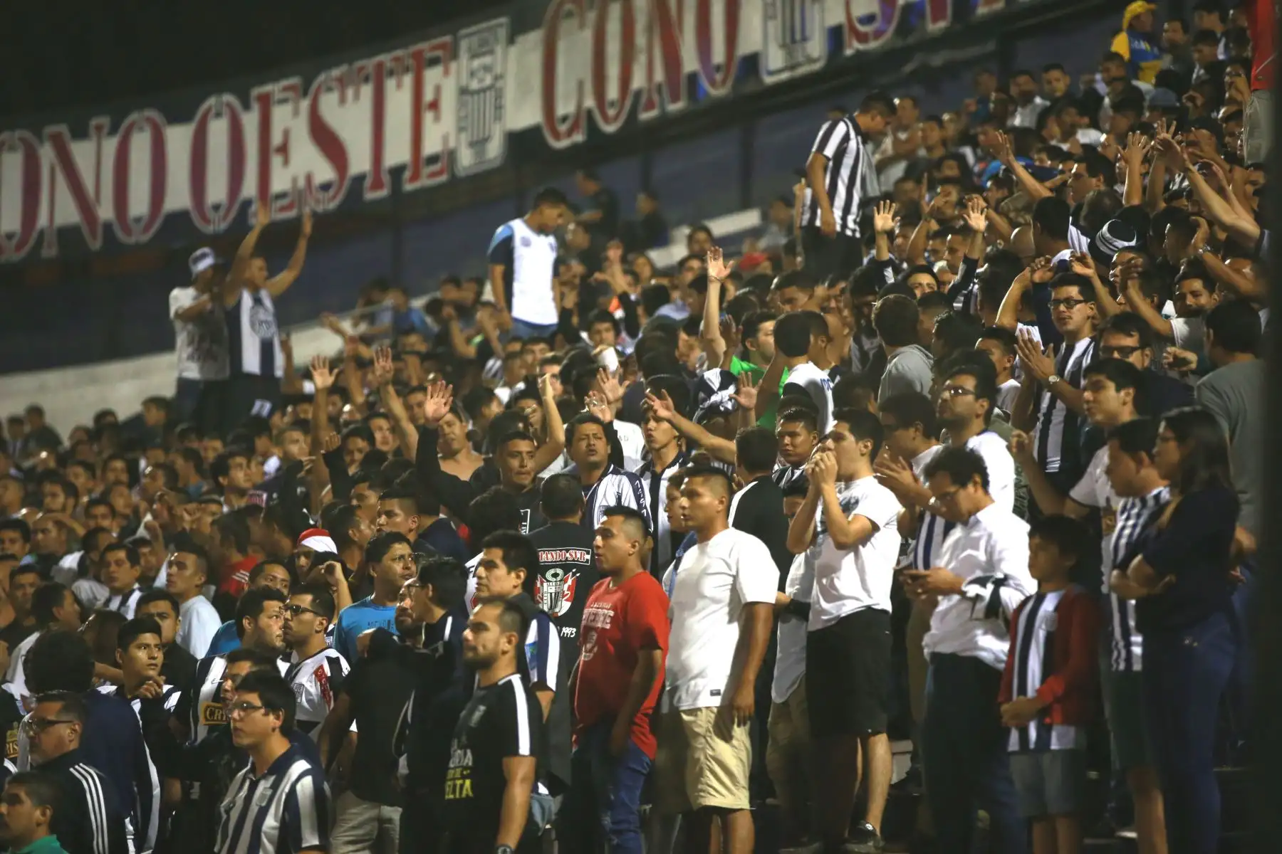 Alianza Lima cayó 3-1 ante el Palmeiras de Brasil, un resultado que marca la despedida definitiva del equipo blanquiazul de la Copa Libertadores.Foto:ANDINA/Jhony Laurente