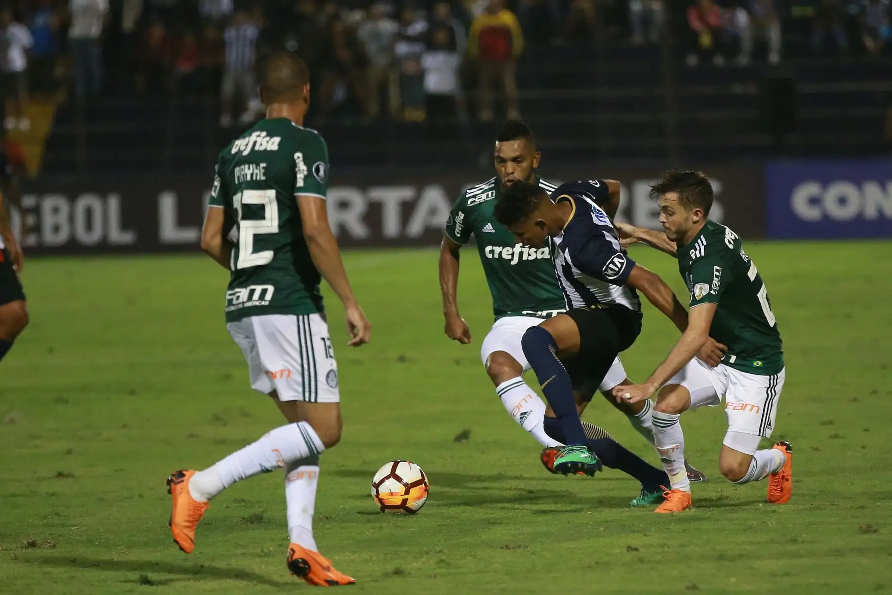 Alianza Lima cayó 3-1 ante el Palmeiras de Brasil, un resultado que marca la despedida definitiva del equipo blanquiazul de la Copa Libertadores.Foto:ANDINA/Jhony Laurente