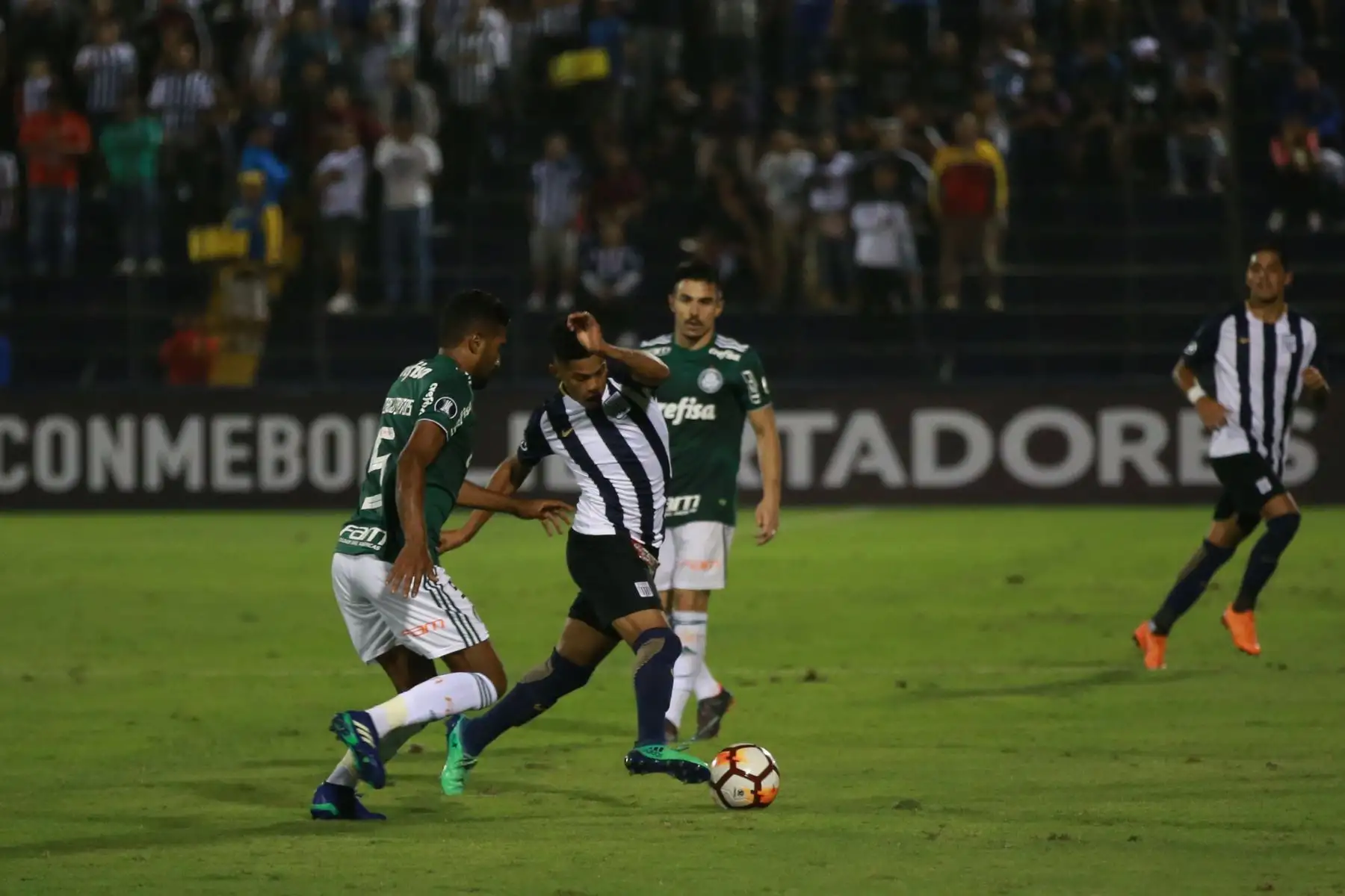 Alianza Lima cayó 3-1 ante el Palmeiras de Brasil, un resultado que marca la despedida definitiva del equipo blanquiazul de la Copa Libertadores.Foto:ANDINA/Jhony Laurente