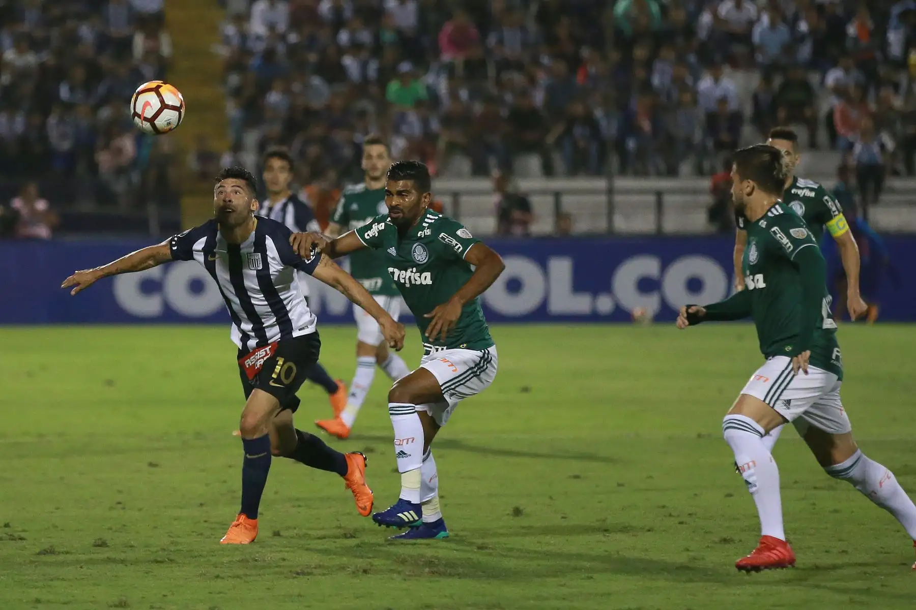 Alianza Lima cayó 3-1 ante el Palmeiras de Brasil, un resultado que marca la despedida definitiva del equipo blanquiazul de la Copa Libertadores.Foto:ANDINA/Jhony Laurente