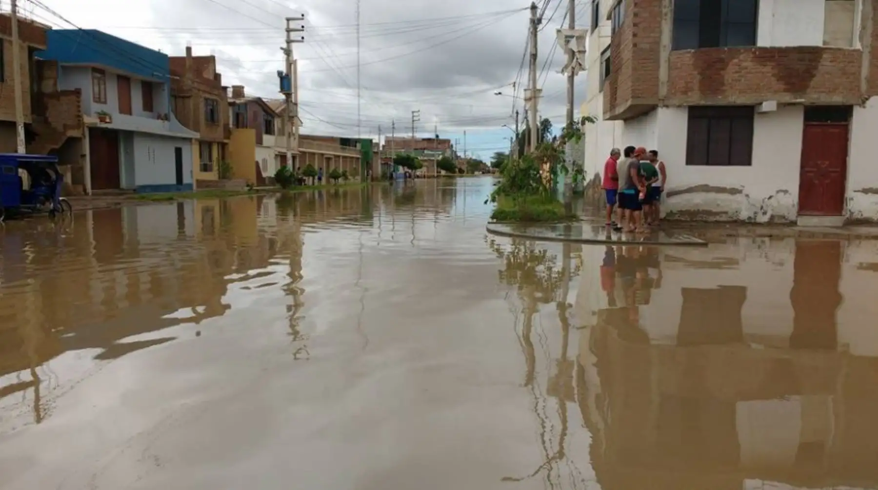 C) Dispone el marco general para impulsar el desarrollo de infraestructura del sistema de drenaje que sirva para la recolección, transporte, almacenamiento y evacuación de las aguas pluviales, a fin de evitar inundaciones. Foto: ANDINA/Difusión