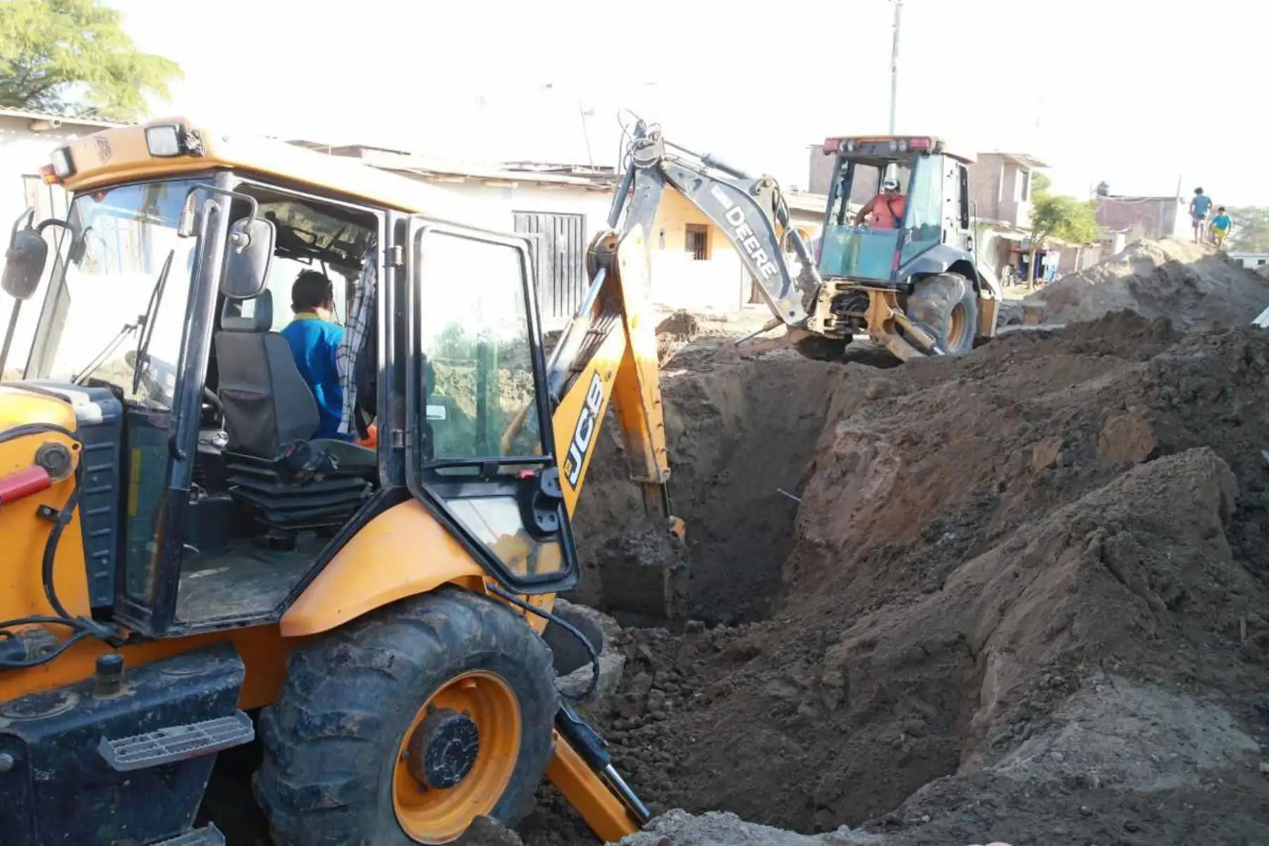 D) Optimizar el marco institucional y los procesos para la obtención y saneamiento de predios requeridos para la ejecución de proyectos de inversión, que permitan el cierre de brechas de infraestructura y el cumplimiento oportuno de las obligaciones contractuales a cargo del Estado peruano, así como facilitar el saneamiento físico legal de inmuebles. Foto: ANDINA