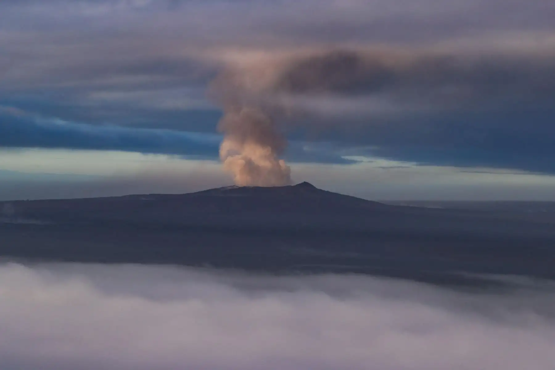 Vista aérea del humo que emerge del cráter Pu