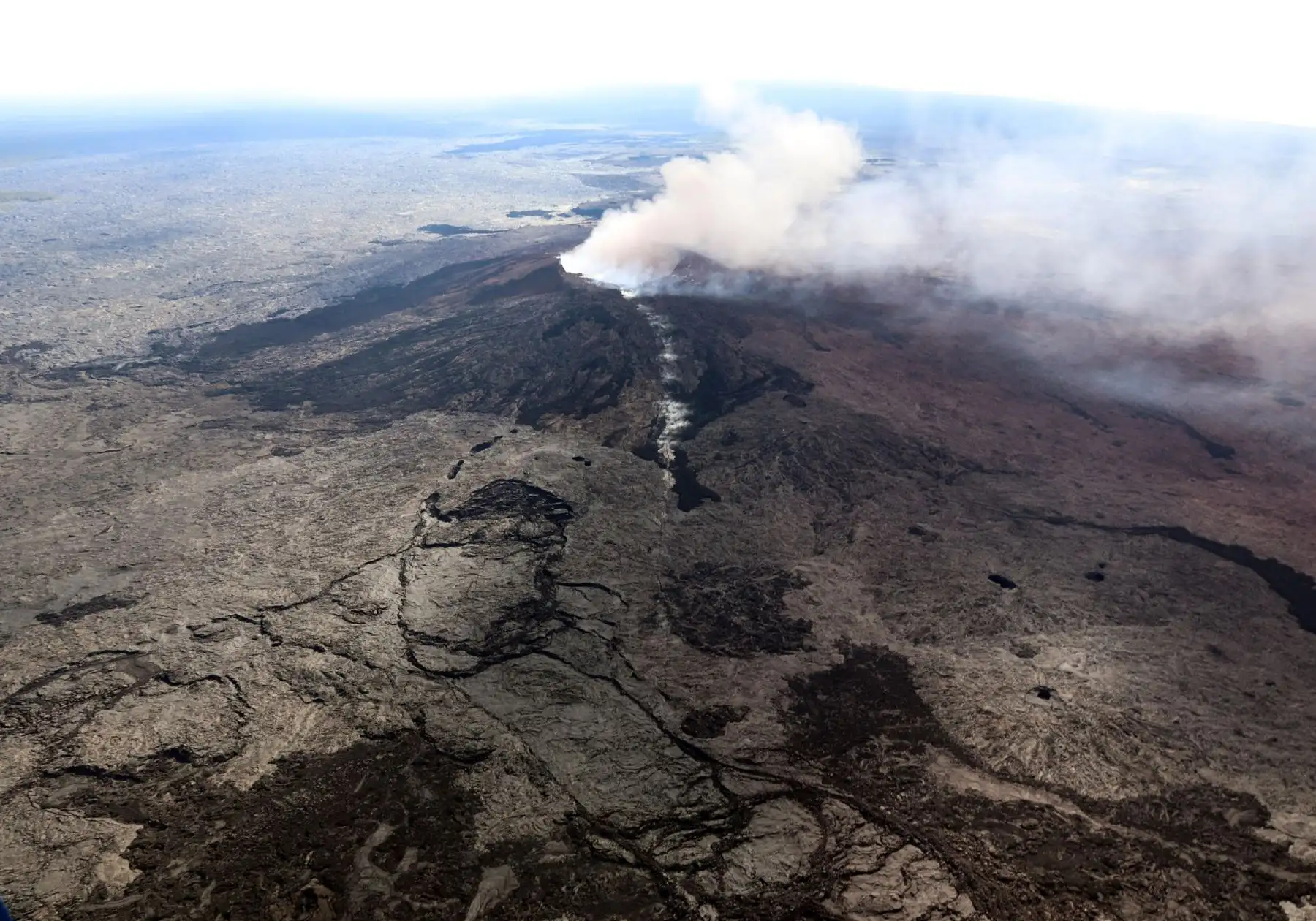 Vista aérea del humo que emerge del cráter Pu