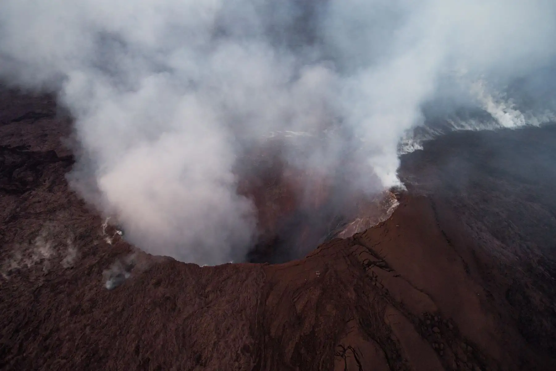 Vista aérea del humo que emerge del crater Pu