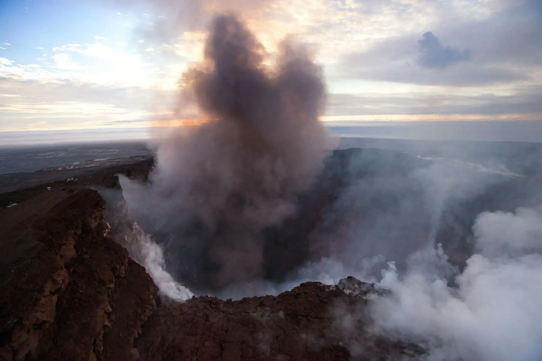 Vista aérea del humo que emerge del crater Pu