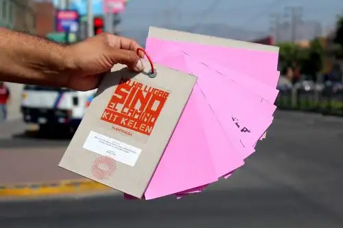 Plaqueta "No ha lugar sino el camino", de Kit Kelen, editada por Mano Falsa.