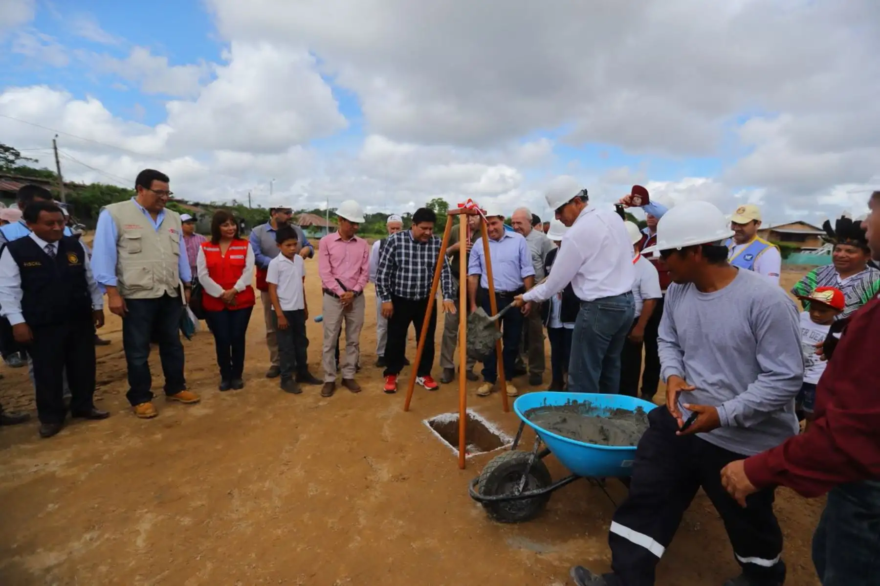 Presidente Vizcarra, coloca la primera piedra del Nuevo Establecimiento de Salud de Purús, en Ucayali.  Foto: ANDINA/ Prensa Presidencia