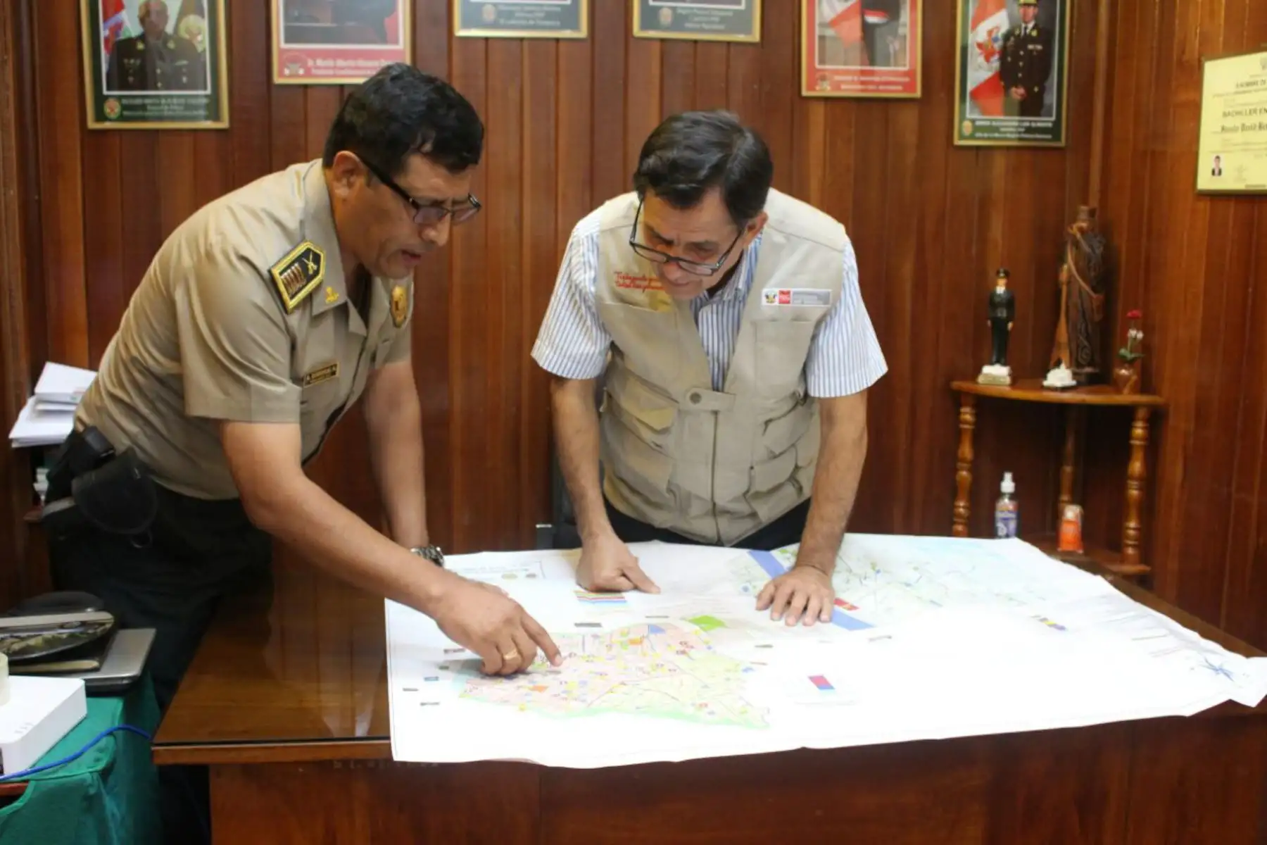 Con el fin de verificar la implementación de la estrategia policial Vecindario Seguro y comprobar la ejecución de las políticas de seguridad ciudadana, el ministro del Interior, Mauro Medina Guimaraes, se reunió hoy en Pucallpa con el alto mando policial de la región Ucayali.
