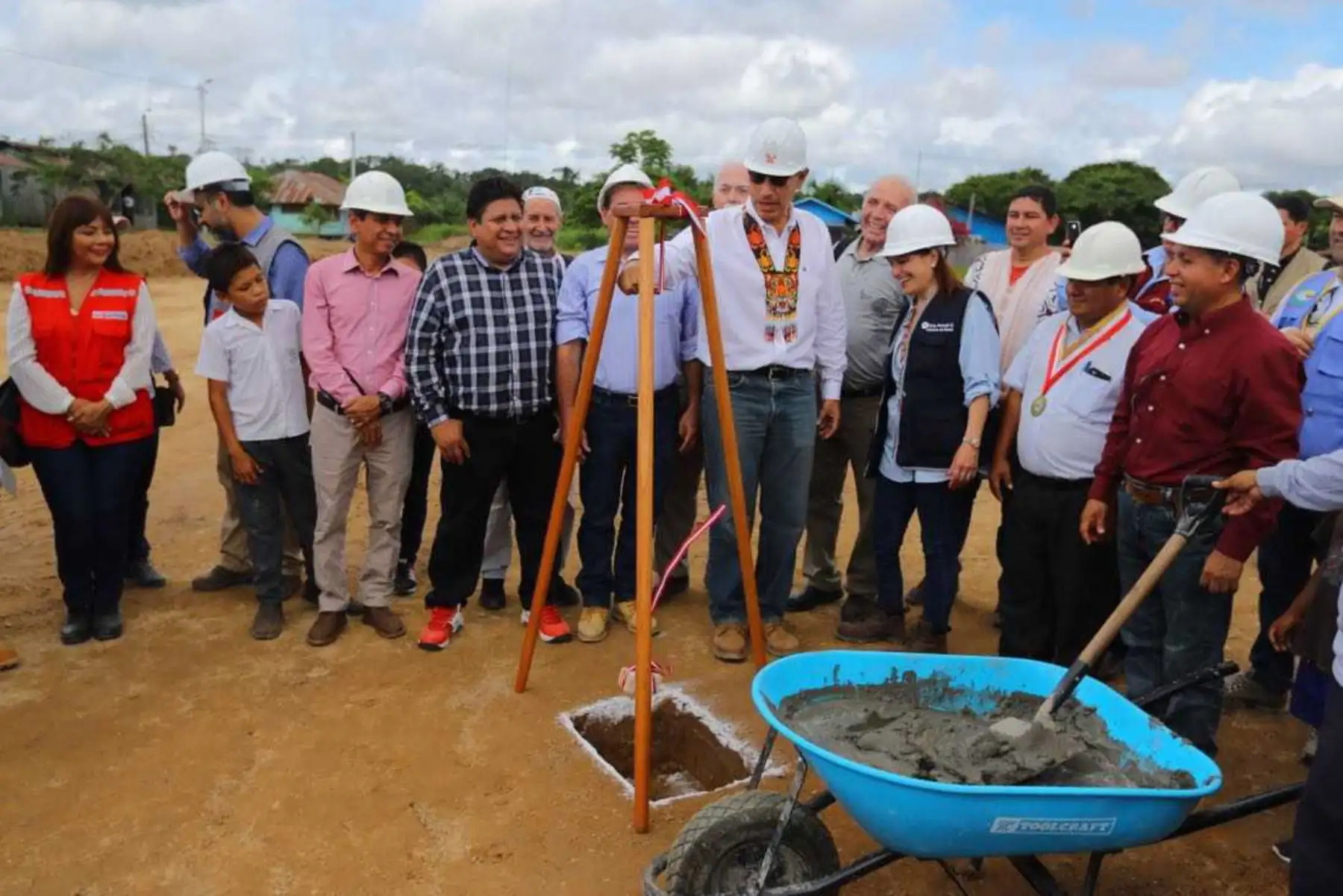 El presidente de la República, Martín Vizcarra, y la ministra de Salud, Silvia Pessah, colocaron hoy la primera piedra del nuevo centro de salud del distrito de Puerto Esperanza, capital de la provincia de Purús, en la región Ucayali, cuya ejecución demandará una inversión de más de 33 millones de soles y beneficiará a más de 5,000 habitantes de 46 comunidades amazónicas.