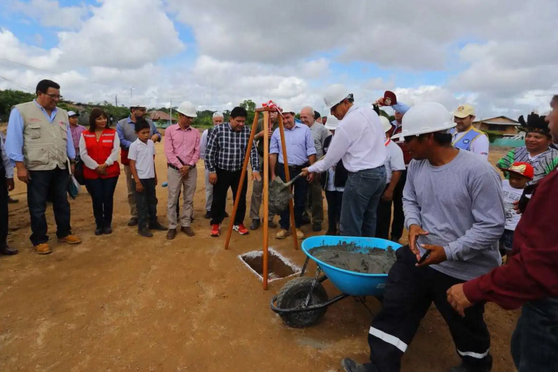El presidente de la República, Martín Vizcarra, y la ministra de Salud, Silvia Pessah, colocaron hoy la primera piedra del nuevo centro de salud del distrito de Puerto Esperanza, capital de la provincia de Purús, en la región Ucayali, cuya ejecución demandará una inversión de más de 33 millones de soles y beneficiará a más de 5,000 habitantes de 46 comunidades amazónicas.