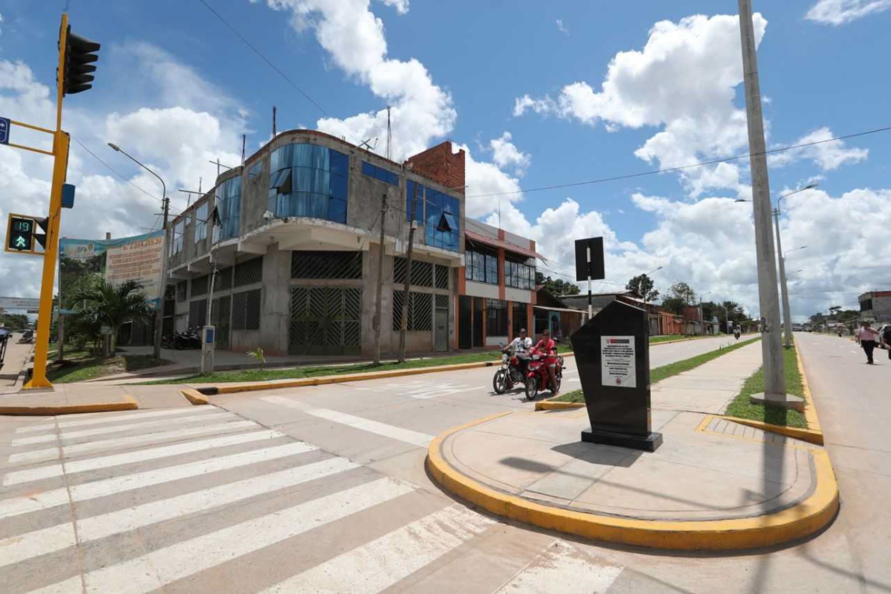 Ucayali cuenta, desde hoy, con nuevas pistas y veredas, así como obras de drenaje pluvial, posibles mediante la inversión de más de 108 millones de soles. Se trata del pavimento de pistas y veredas en las avenidas Miraflores, Circunvalación y Centenario.