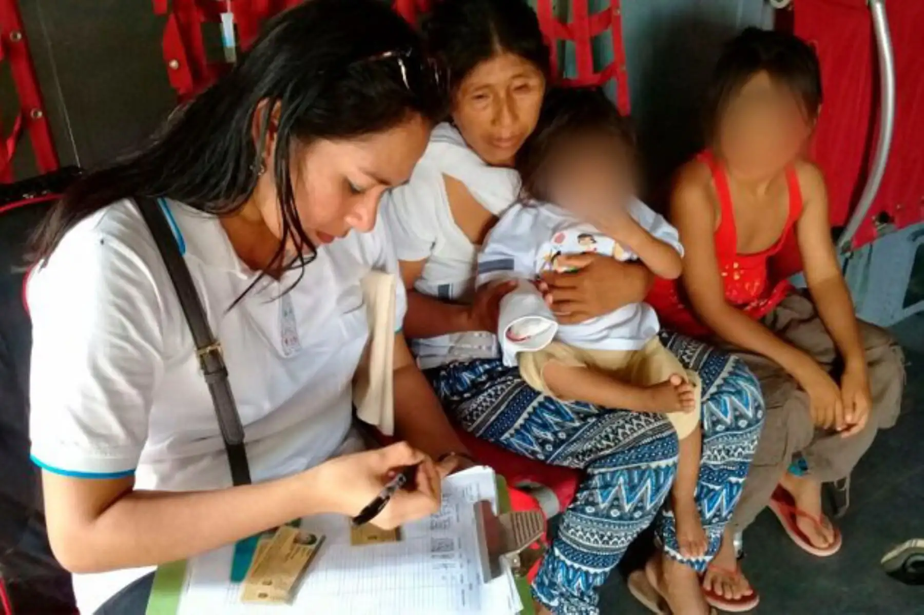 Durante la campaña médica que realizó el Ministerio de Salud (Minsa) distrito de Puerto Esperanza, capital de la provincia de Purús, en la región Ucayali, se detectó a una niña de 14 meses de edad que presentaba un cuadro de neumonía y requería ser trasladada a un establecimiento de mayor capacidad resolutiva. Enterado del caso, el presidente Martin Vizcarra dispuso su inmediato traslado hacia la ciudad de Pucallpa.