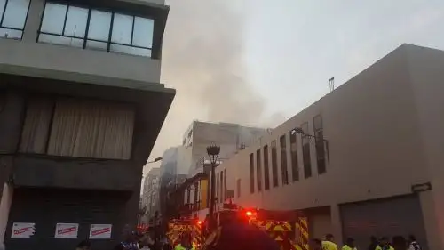 Incendio en casona Pancho Fierro. Foto Twitter/Laura Tarrillo @lauratarrillo.