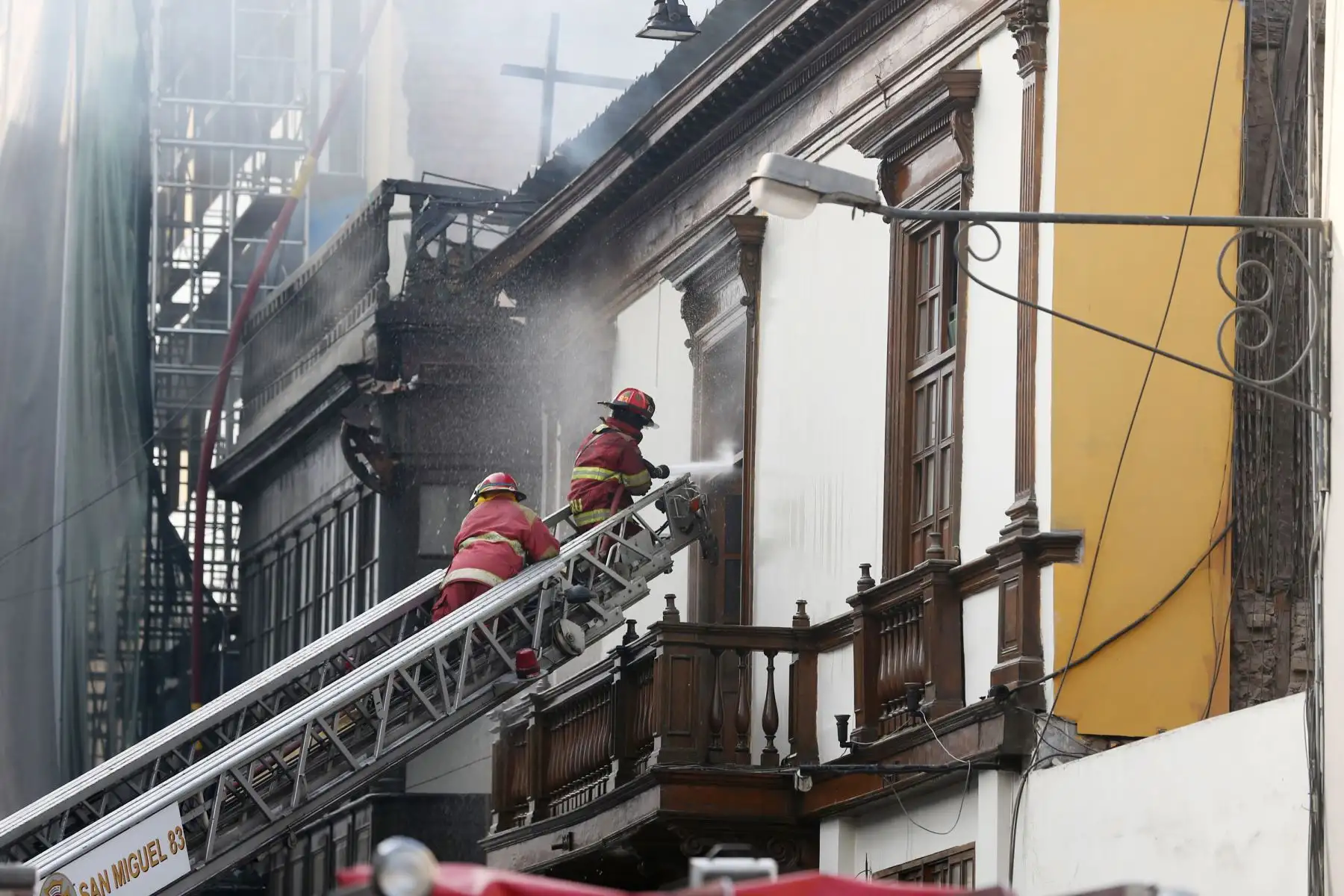 Un incendio se registró hoy en un restaurante que funciona en la casona Pancho Fierro, pintor de estampas costumbristas del siglo XIX. El local se encuentra ubicado en la primera cuadra del jirón Ica, en el Cercado de Lima .Foto: ANDINA/Norman Córdova