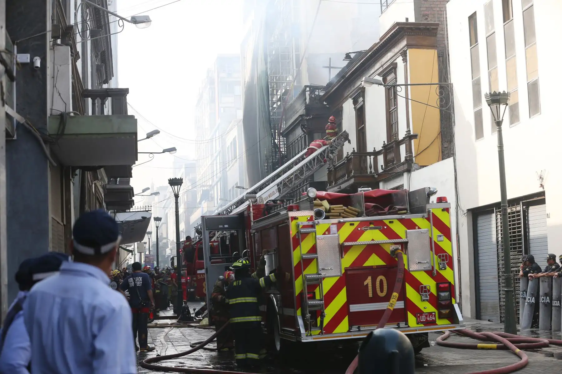 Incendio en casona Pancho Fierro, del siglo XIX. El local se encuentra ubicado en jirón Ica, del cercado de Lima. Foto: ANDINA/Norman  Córdova