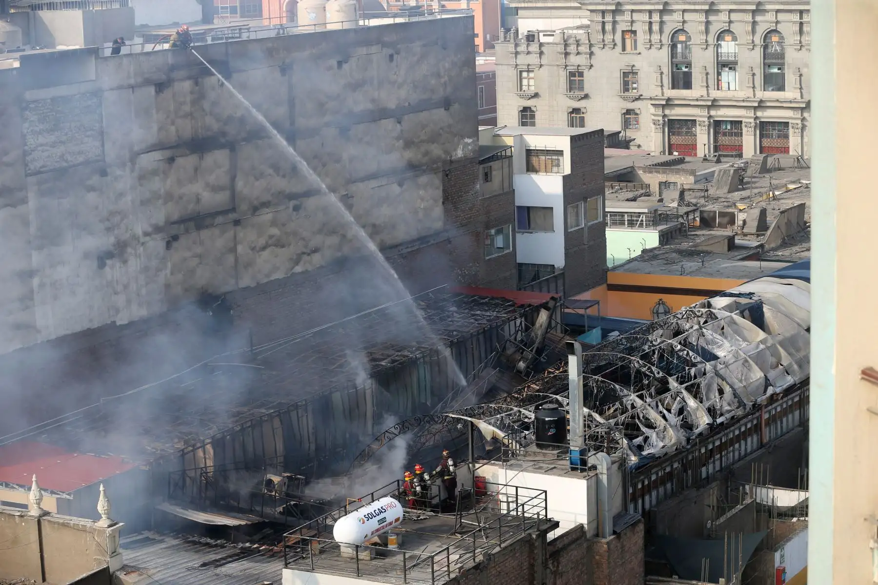 Incendio en casona Pancho Fierro, del siglo XIX. El local se encuentra ubicado en jirón Ica, del cercado de Lima. Foto: ANDINA/Norman  Córdova