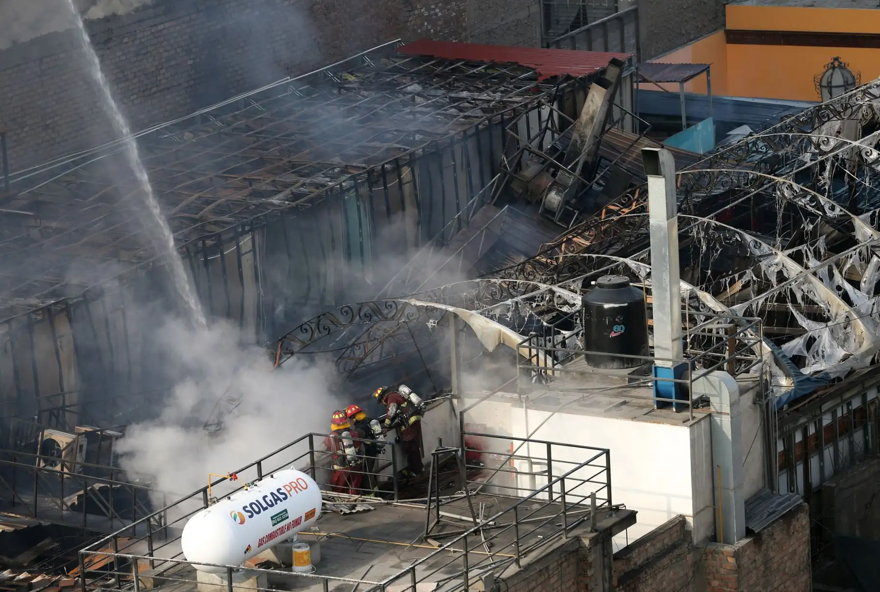 Incendio en casona Pancho Fierro, del siglo XIX. El local se encuentra ubicado en jirón Ica, del cercado de Lima. Foto: ANDINA/Norman  Córdova