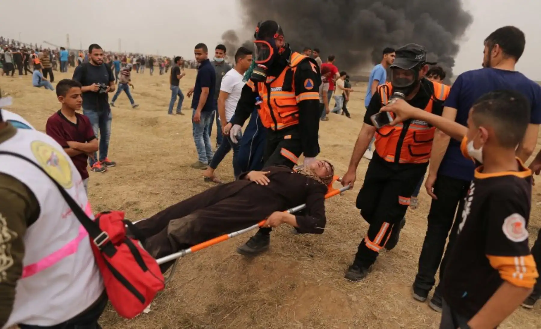 Paramédicos socorren a manifestante palestina herida ,durante los enfrentamientos con las fuerzas israelíes 
 en la franja de Gaza.Foto:AFP