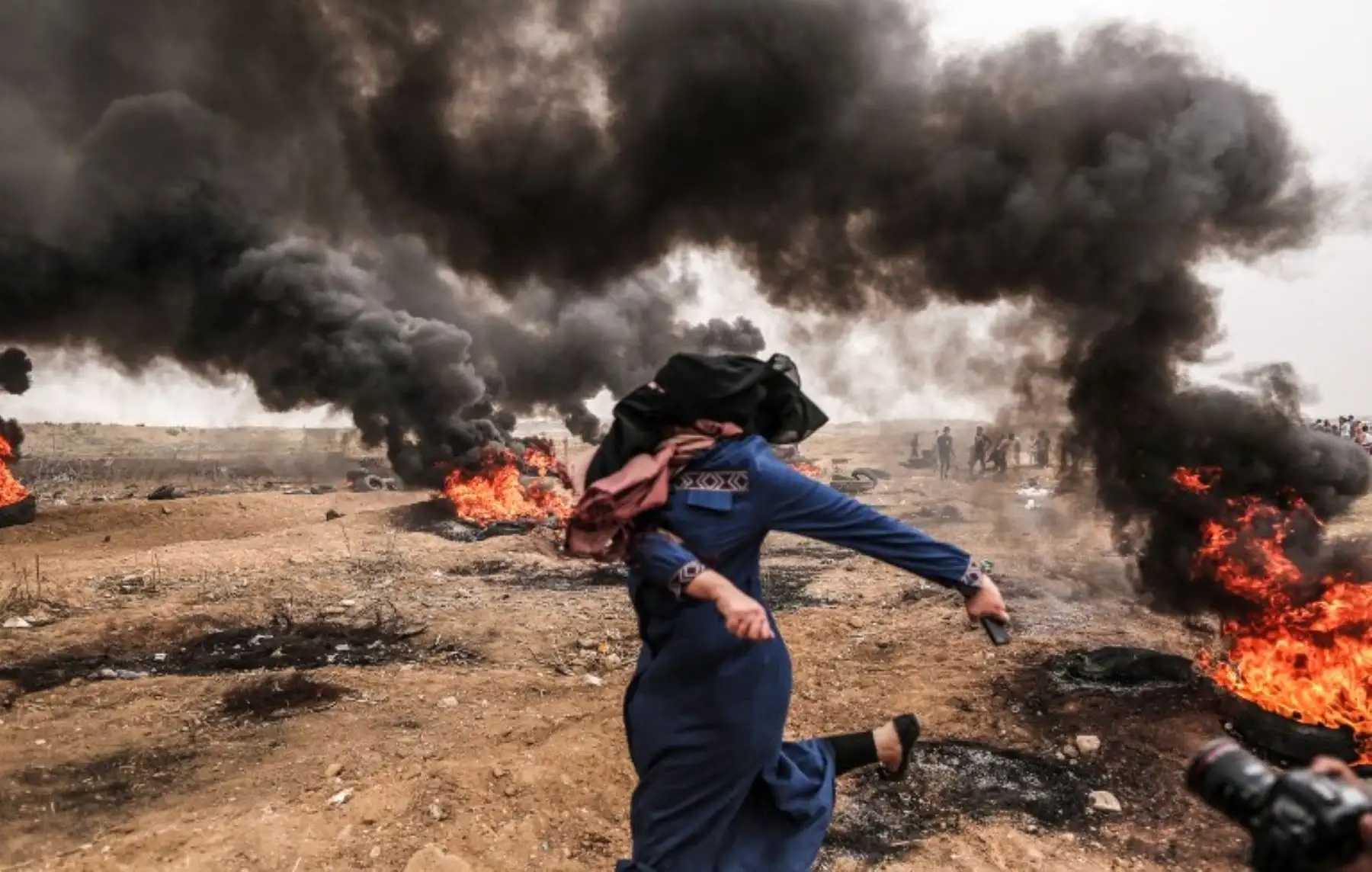 Una manifestante palestina arroja piedras contra las fuerzas israelíes durante los enfrentamientos a lo largo de la frontera con Gaza .Foto:AFP