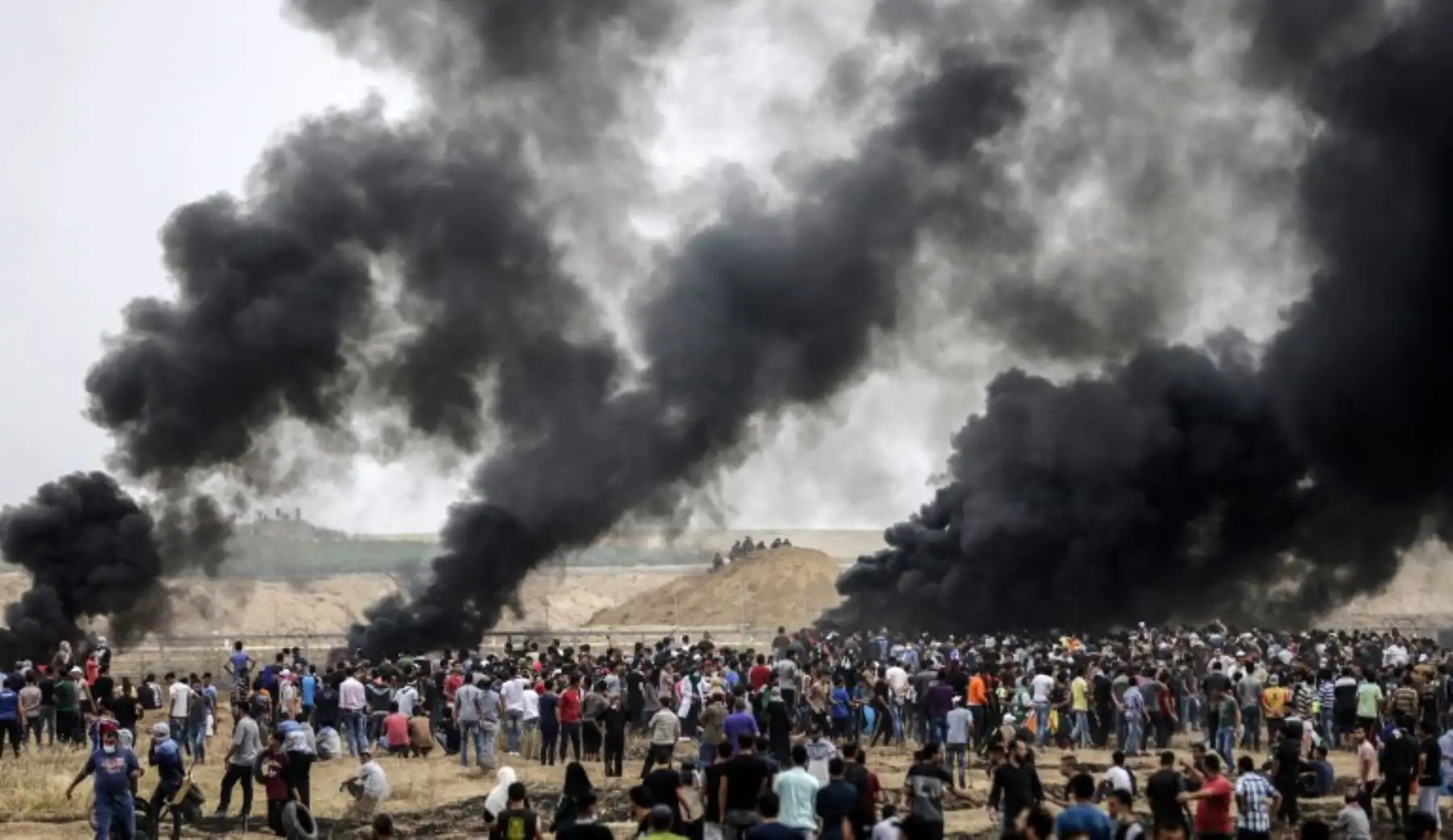 Enfrentamientos de los palestinos y las fuerzas israelíes después del sexto viernes consecutivo de manifestaciones masivas que piden el derecho a regresar a su país.Foto:AFP