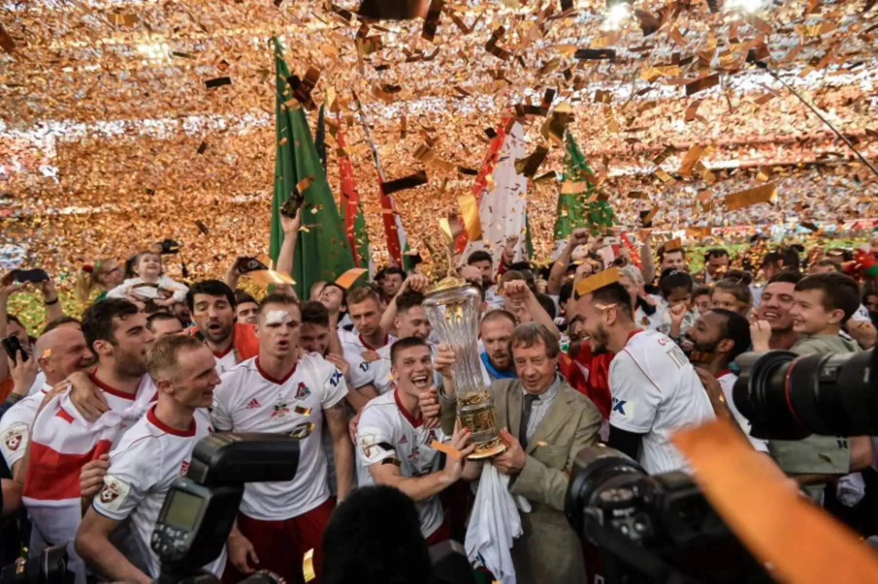 Los jugadores y el personal del FC Lokomotiv  celebran con el trofeo al proclamar su tercer título de la liga rusa.Foto:AFP