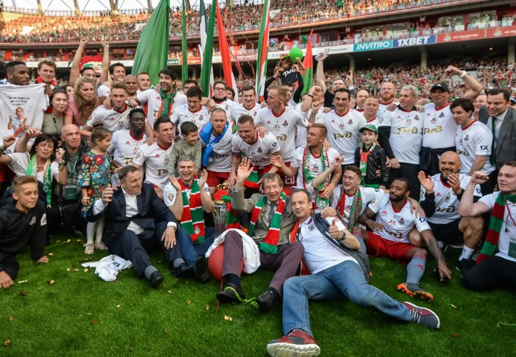 Los jugadores y el personal del FC Lokomotiv  celebran con el trofeo al proclamar su tercer título de la liga rusa.Foto:AFP